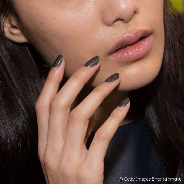 Apostando em um estilo mais discreto, a grife Vera Wang desfilou unhas com esmalte chumbo, que ganharam um toque mais glamouroso com brilho prateado